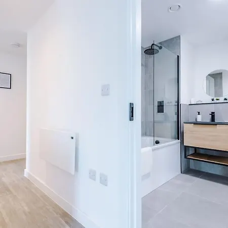 Sleeps 6, Stylish 2 Bedroom Apartment In Old Trafford, Balcony, Smart Tvs, Long Term Disc Manchester Exterior photo