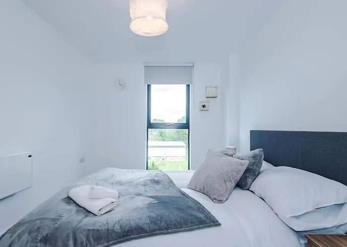 Sleeps 6, Stylish 2 Bedroom Apartment In Old Trafford, Balcony, Smart Tvs, Long Term Disc