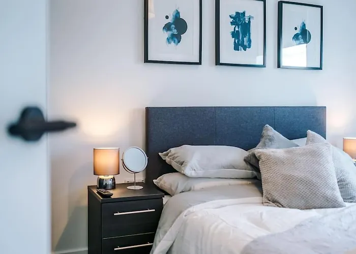Sleeps 6, Stylish 2 Bedroom Apartment In Old Trafford, Balcony, Smart Tvs, Long Term Disc