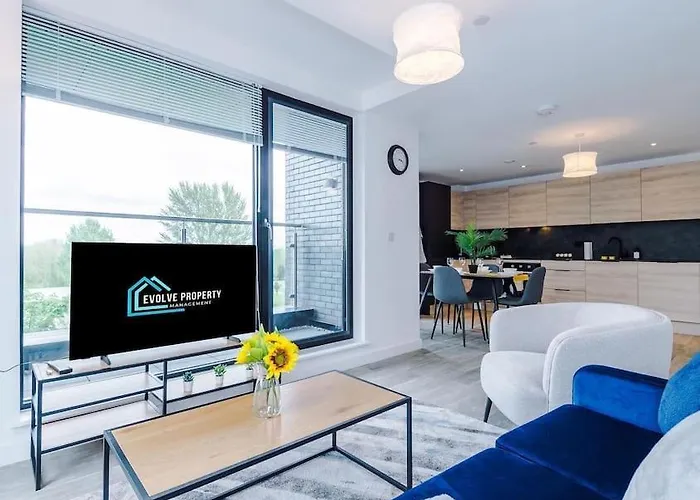 Sleeps 6, Stylish 2 Bedroom Apartment In Old Trafford, Balcony, Smart Tvs, Long Term Disc