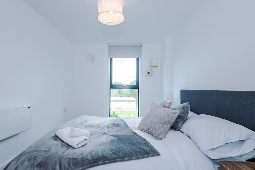 Sleeps 6, Stylish 2 Bedroom In Old Trafford, Balcony, Smart Tvs, Long Term Disc Manchester