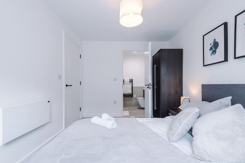 Sleeps 6, Stylish 2 Bedroom In Old Trafford, Balcony, Smart Tvs, Long Term Disc Apartment Manchester
