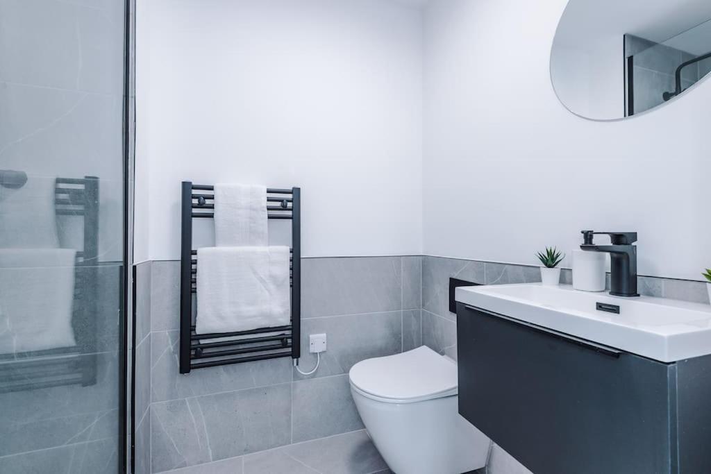 Sleeps 6, Stylish 2 Bedroom In Old Trafford, Balcony, Smart Tvs, Long Term Disc Apartment Manchester