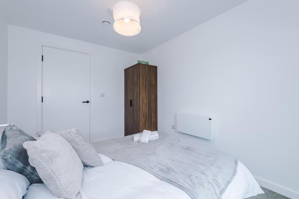 Sleeps 6, Stylish 2 Bedroom In Old Trafford, Balcony, Smart Tvs, Long Term Disc *