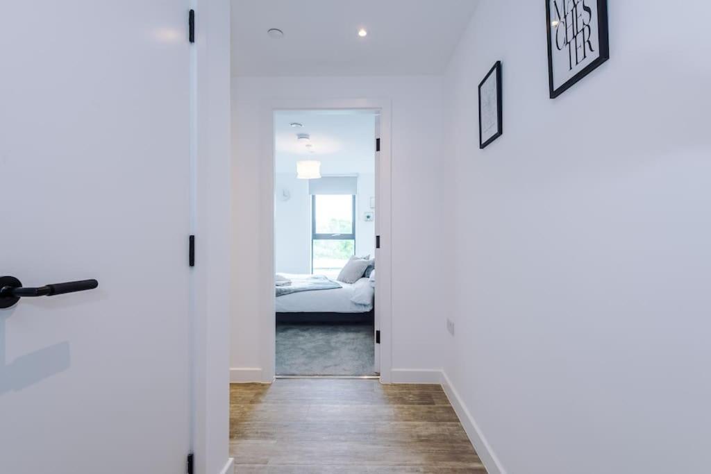 Sleeps 6, Stylish 2 Bedroom In Old Trafford, Balcony, Smart Tvs, Long Term Disc Manchester
