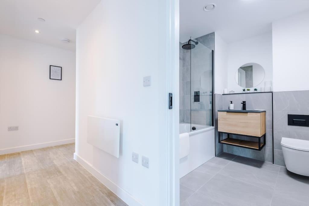 Sleeps 6, Stylish 2 Bedroom In Old Trafford, Balcony, Smart Tvs, Long Term Disc Apartment