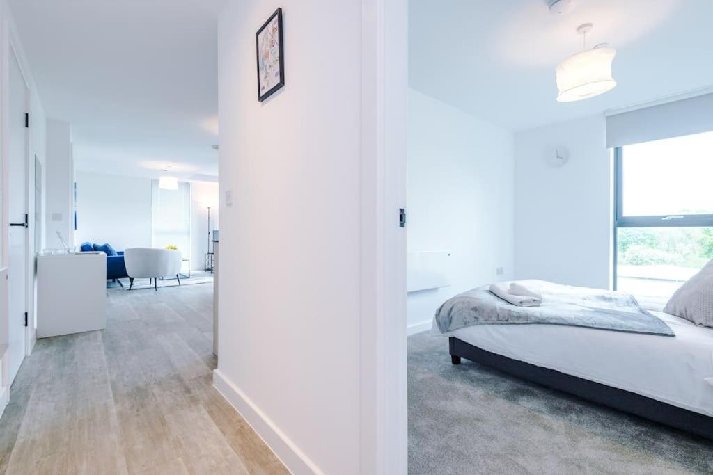 Sleeps 6, Stylish 2 Bedroom In Old Trafford, Balcony, Smart Tvs, Long Term Disc Apartment Manchester