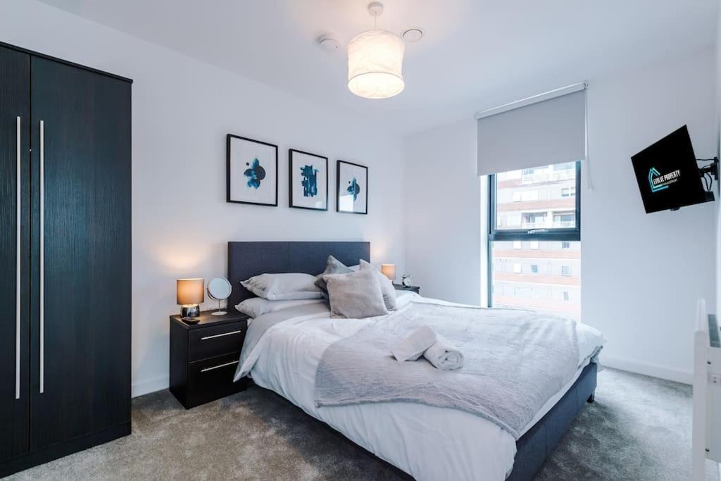 Sleeps 6, Stylish 2 Bedroom In Old Trafford, Balcony, Smart Tvs, Long Term Disc