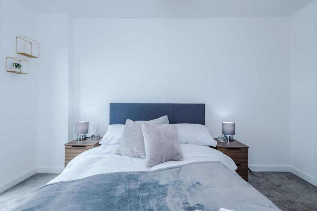Sleeps 6, Stylish 2 Bedroom In Old Trafford, Balcony, Smart Tvs, Long Term Disc Apartment