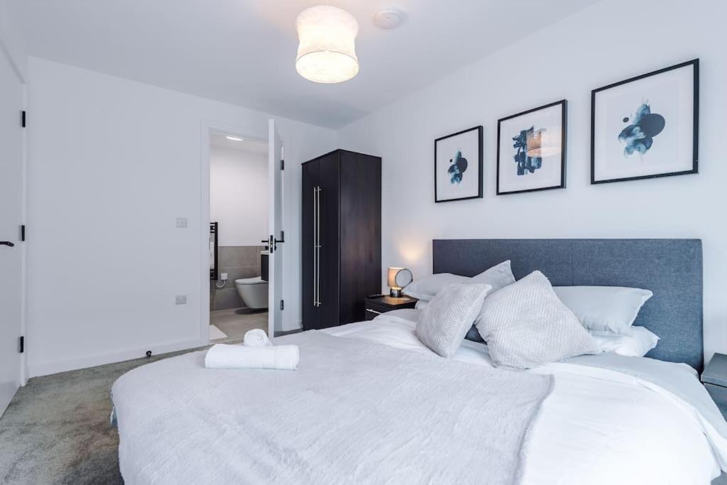 Sleeps 6, Stylish 2 Bedroom In Old Trafford, Balcony, Smart Tvs, Long Term Disc Apartment *