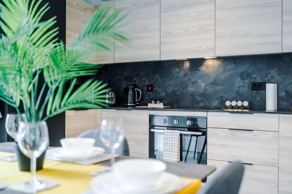 Apartment Sleeps 6, Stylish 2 Bedroom In Old Trafford, Balcony, Smart Tvs, Long Term Disc Manchester