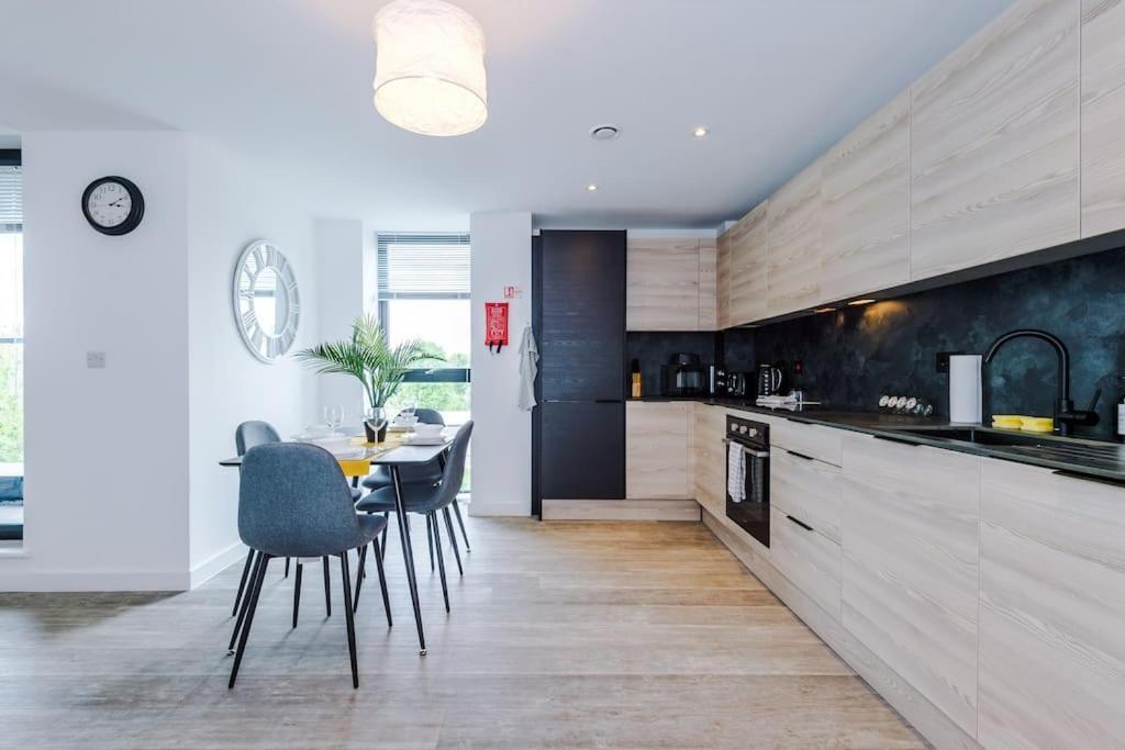 Sleeps 6, Stylish 2 Bedroom In Old Trafford, Balcony, Smart Tvs, Long Term Disc *