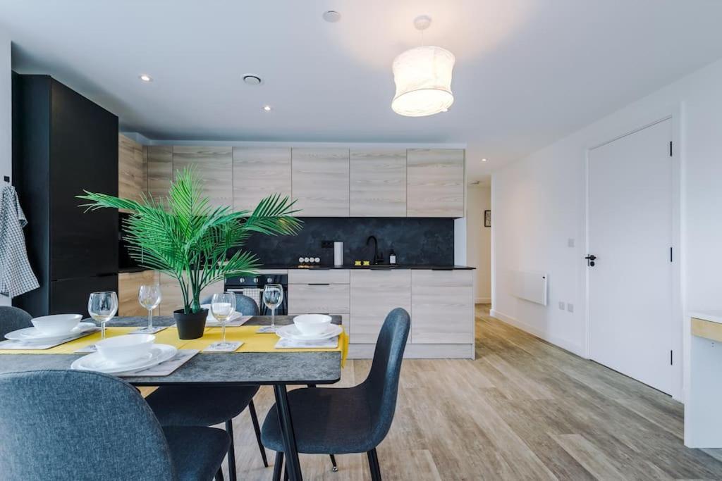 Sleeps 6, Stylish 2 Bedroom In Old Trafford, Balcony, Smart Tvs, Long Term Disc Manchester