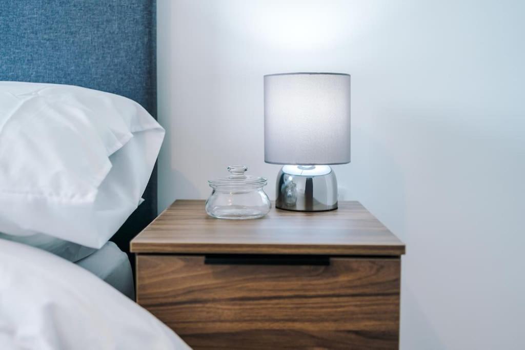 Sleeps 6, Stylish 2 Bedroom In Old Trafford, Balcony, Smart Tvs, Long Term Disc