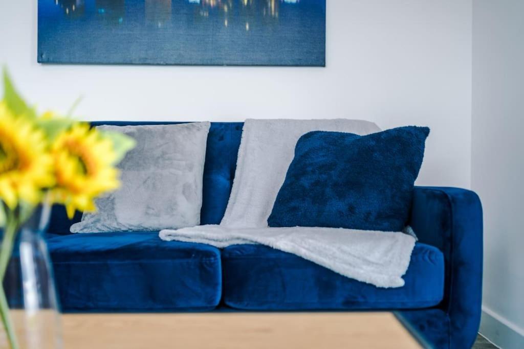 Sleeps 6, Stylish 2 Bedroom In Old Trafford, Balcony, Smart Tvs, Long Term Disc Apartment