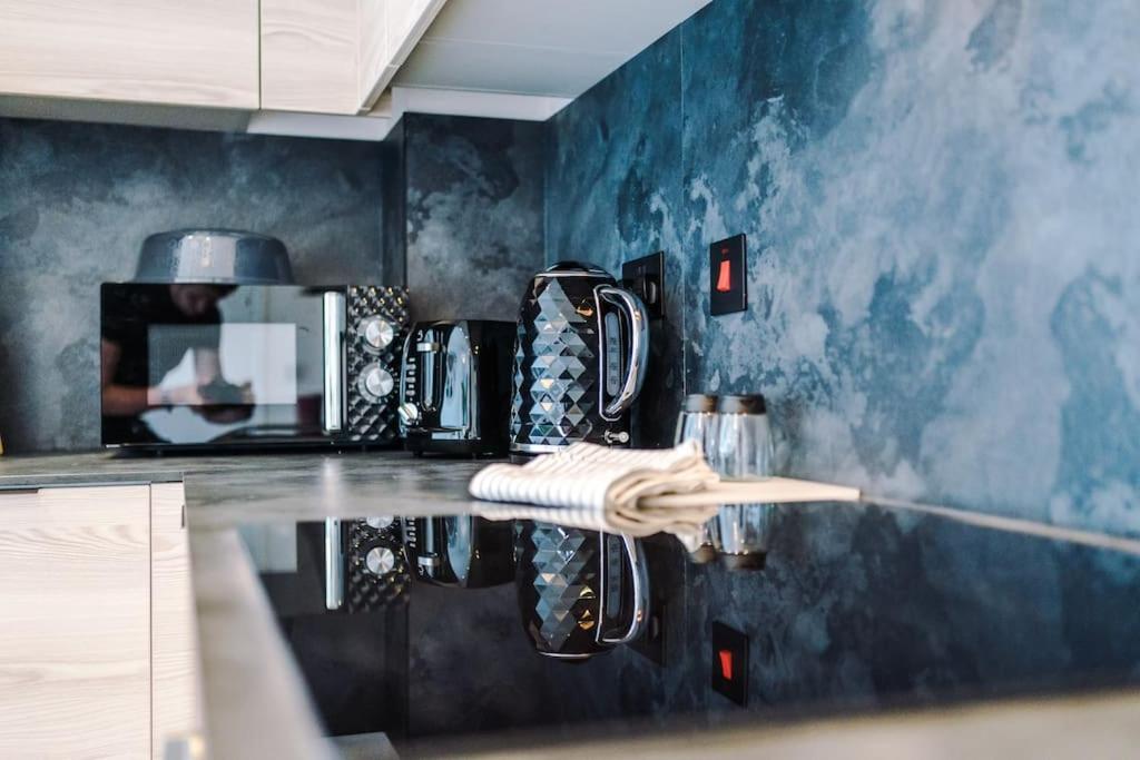 Apartment Sleeps 6, Stylish 2 Bedroom In Old Trafford, Balcony, Smart Tvs, Long Term Disc *