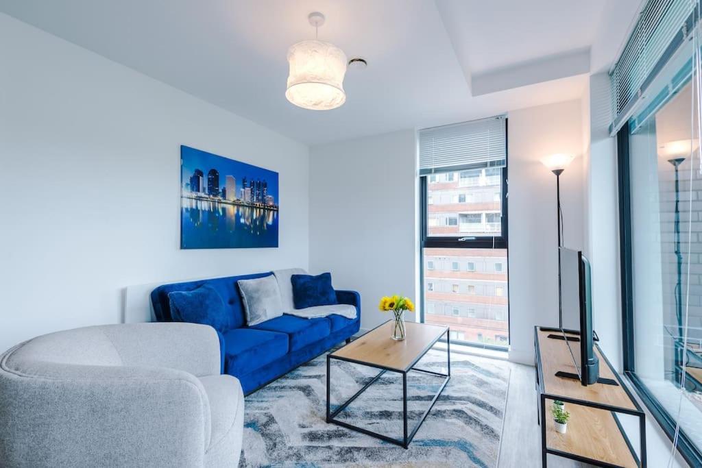 Sleeps 6, Stylish 2 Bedroom In Old Trafford, Balcony, Smart Tvs, Long Term Disc Apartment Manchester
