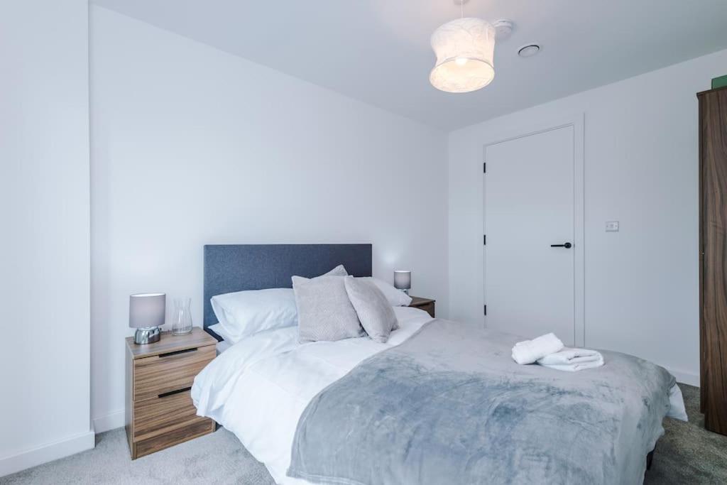 Apartment Sleeps 6, Stylish 2 Bedroom In Old Trafford, Balcony, Smart Tvs, Long Term Disc Manchester