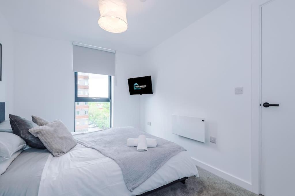 Sleeps 6, Stylish 2 Bedroom In Old Trafford, Balcony, Smart Tvs, Long Term Disc *