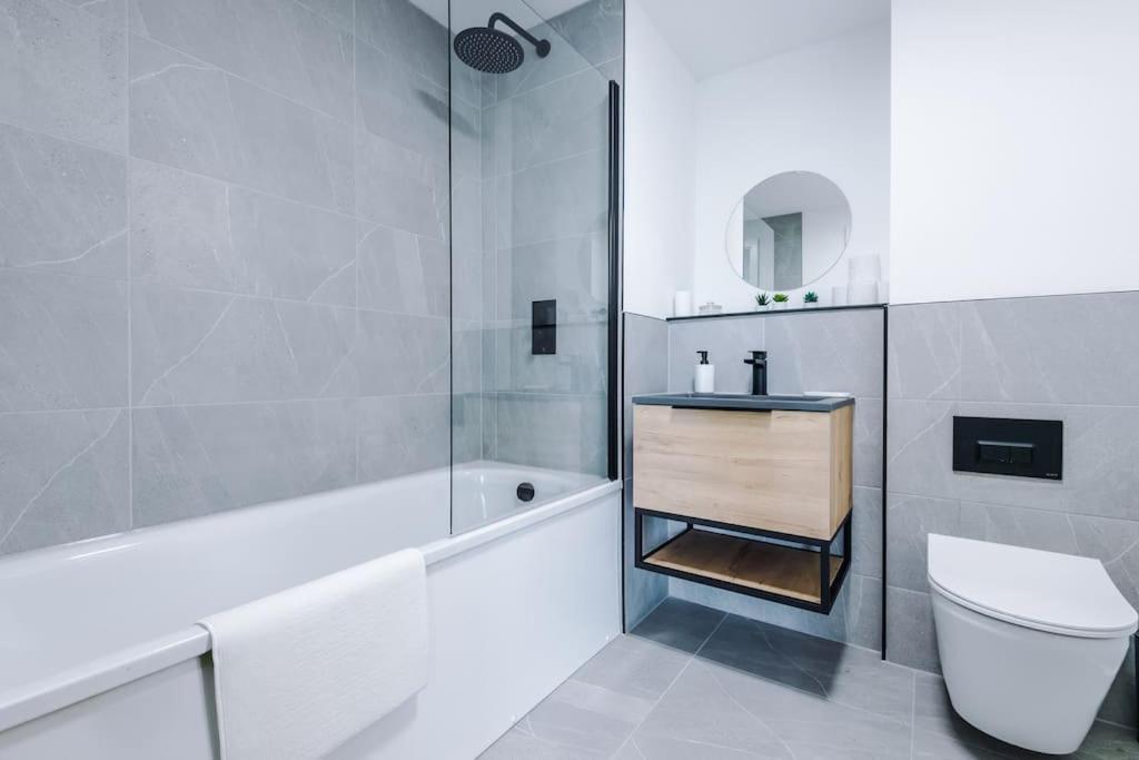 Sleeps 6, Stylish 2 Bedroom In Old Trafford, Balcony, Smart Tvs, Long Term Disc Apartment
