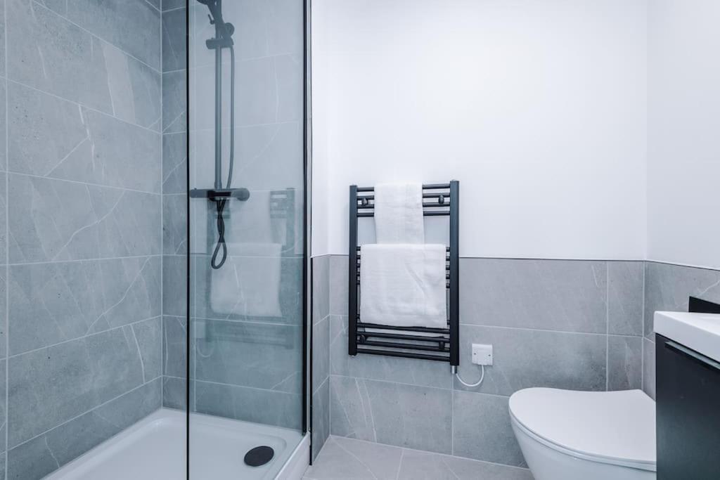 Apartment Sleeps 6, Stylish 2 Bedroom In Old Trafford, Balcony, Smart Tvs, Long Term Disc Manchester