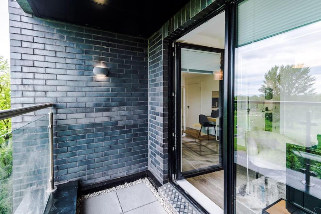 Sleeps 6, Stylish 2 Bedroom In Old Trafford, Balcony, Smart Tvs, Long Term Disc Apartment *