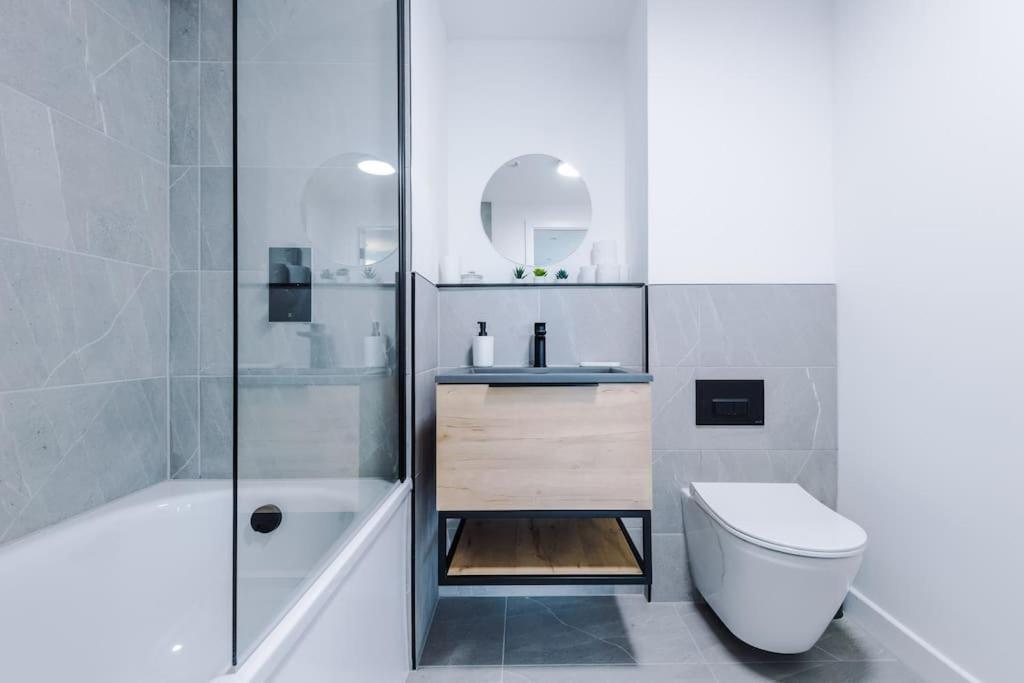 Sleeps 6, Stylish 2 Bedroom In Old Trafford, Balcony, Smart Tvs, Long Term Disc *