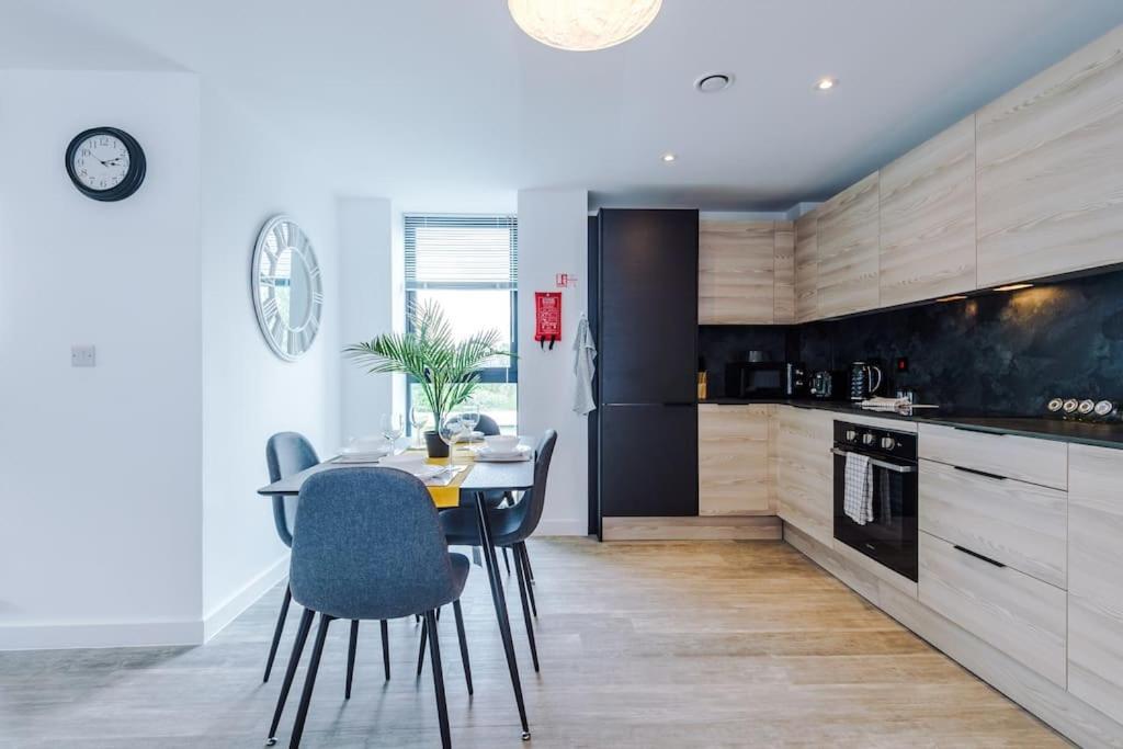 Sleeps 6, Stylish 2 Bedroom In Old Trafford, Balcony, Smart Tvs, Long Term Disc Manchester