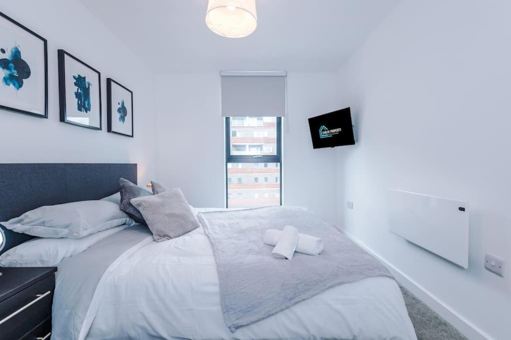 Sleeps 6, Stylish 2 Bedroom In Old Trafford, Balcony, Smart Tvs, Long Term Disc