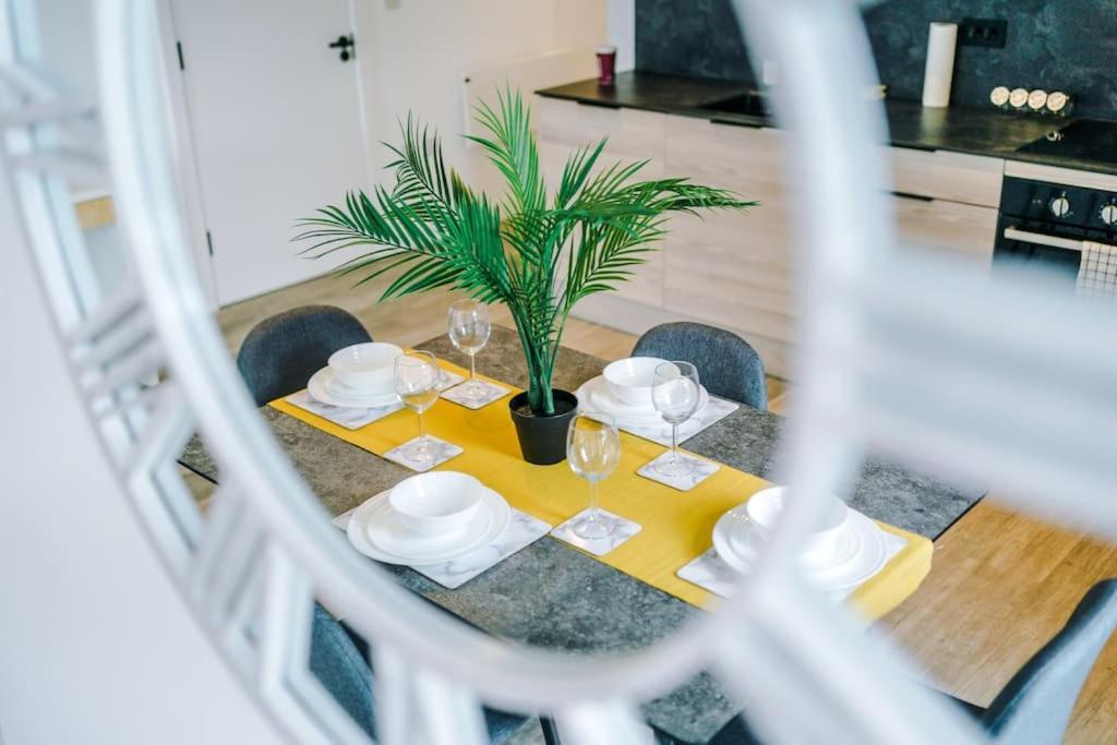 Sleeps 6, Stylish 2 Bedroom In Old Trafford, Balcony, Smart Tvs, Long Term Disc Apartment