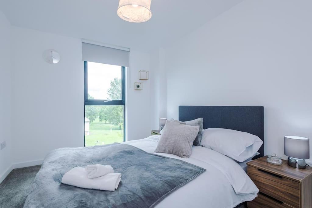 Sleeps 6, Stylish 2 Bedroom In Old Trafford, Balcony, Smart Tvs, Long Term Disc * Manchester