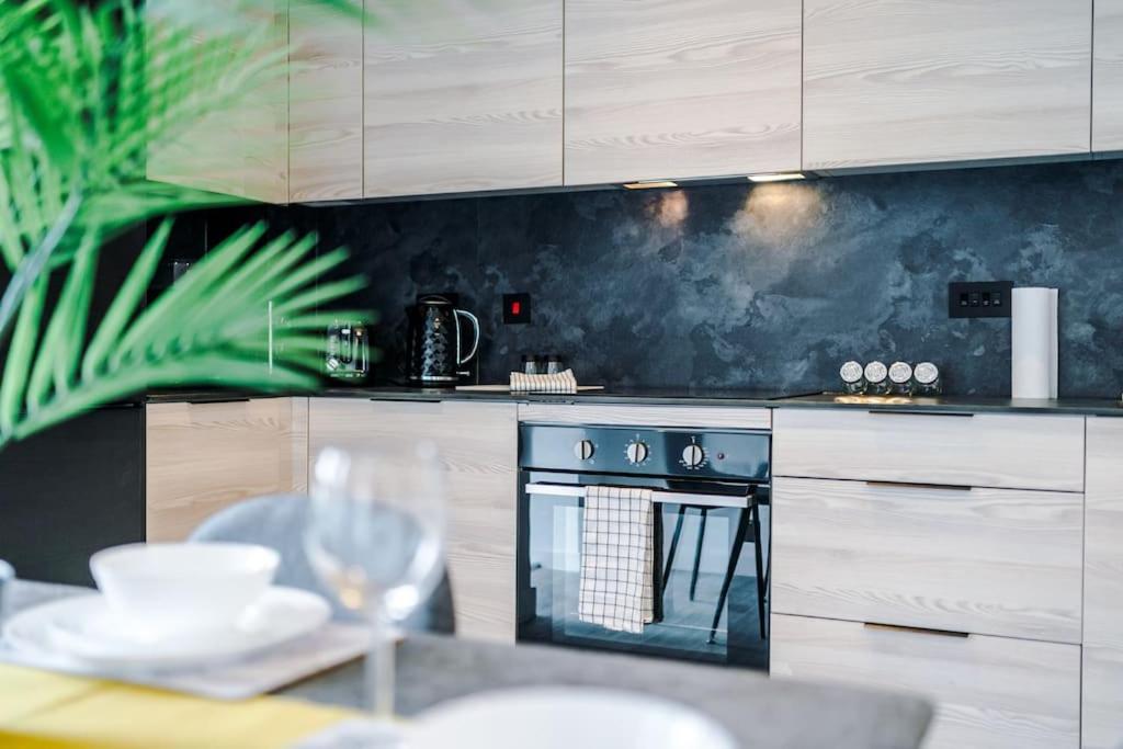 Sleeps 6, Stylish 2 Bedroom In Old Trafford, Balcony, Smart Tvs, Long Term Disc