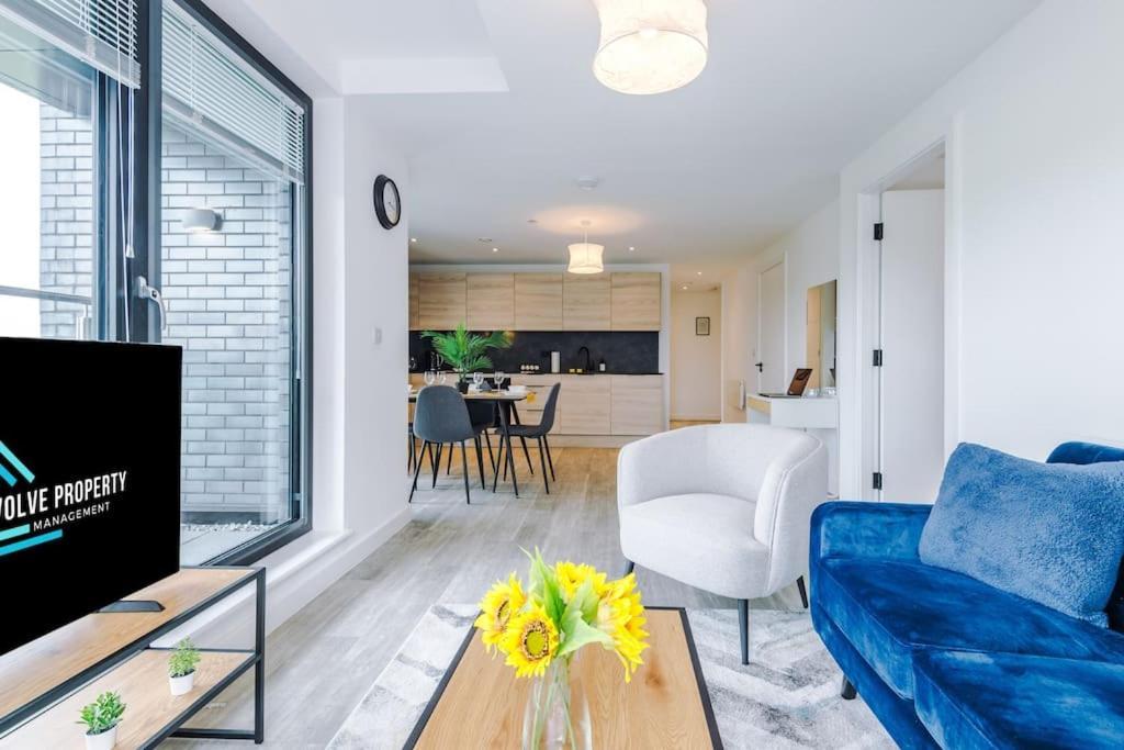 Sleeps 6, Stylish 2 Bedroom In Old Trafford, Balcony, Smart Tvs, Long Term Disc