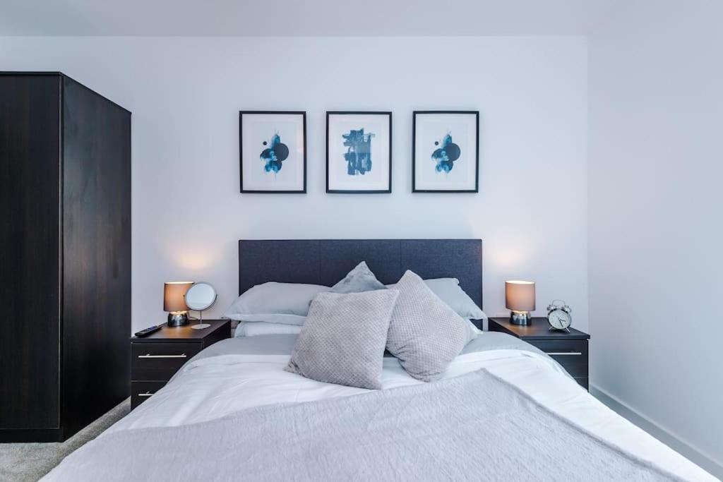 Sleeps 6, Stylish 2 Bedroom In Old Trafford, Balcony, Smart Tvs, Long Term Disc Apartment Manchester