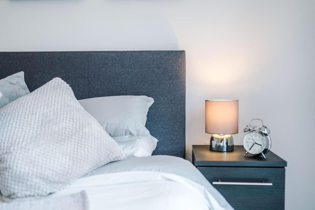 Sleeps 6, Stylish 2 Bedroom In Old Trafford, Balcony, Smart Tvs, Long Term Disc Manchester
