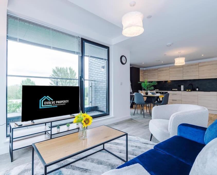 Sleeps 6, Stylish 2 Bedroom In Old Trafford, Balcony, Smart Tvs, Long Term Disc Apartment *