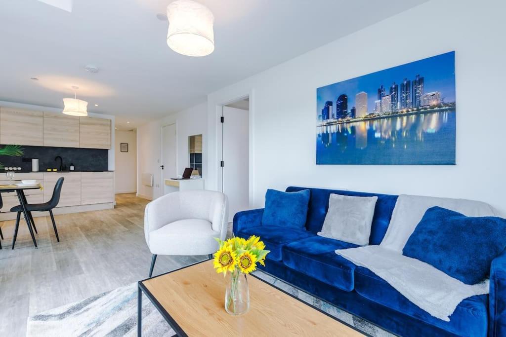Apartment Sleeps 6, Stylish 2 Bedroom In Old Trafford, Balcony, Smart Tvs, Long Term Disc *