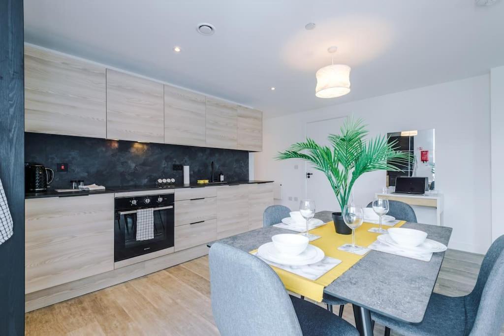 Sleeps 6, Stylish 2 Bedroom In Old Trafford, Balcony, Smart Tvs, Long Term Disc * Manchester