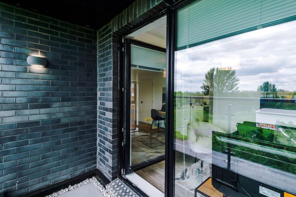 Apartment Sleeps 6, Stylish 2 Bedroom In Old Trafford, Balcony, Smart Tvs, Long Term Disc