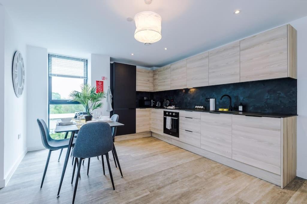 Sleeps 6, Stylish 2 Bedroom In Old Trafford, Balcony, Smart Tvs, Long Term Disc Apartment *
