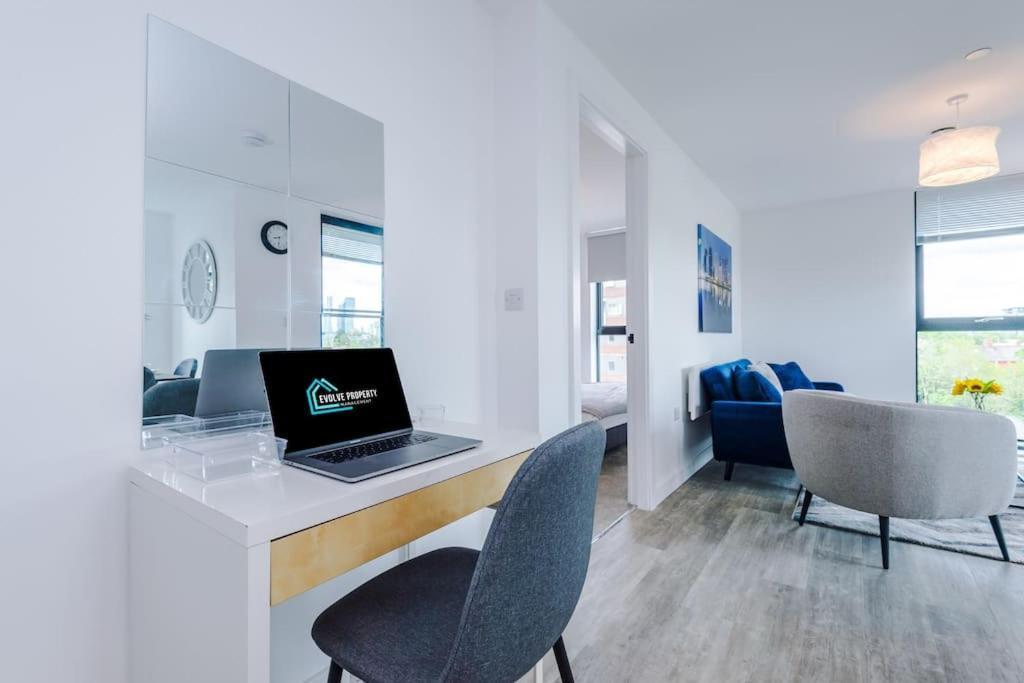 Sleeps 6, Stylish 2 Bedroom In Old Trafford, Balcony, Smart Tvs, Long Term Disc Apartment Manchester