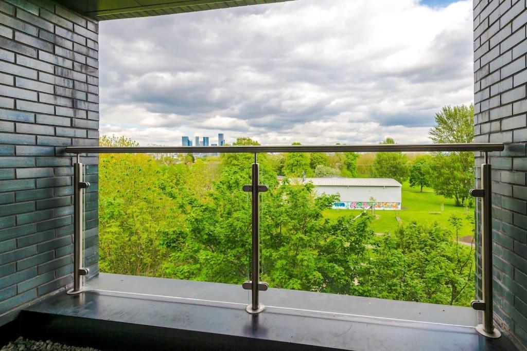 Sleeps 6, Stylish 2 Bedroom In Old Trafford, Balcony, Smart Tvs, Long Term Disc * Manchester
